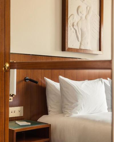 هالیدی این سنت گرمین دثا پرس