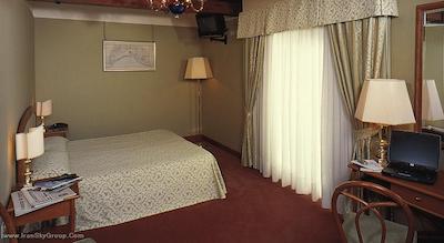 سانتا چیارا اند رزیدنزا پاریسی