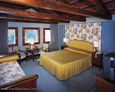 سانتا چیارا اند رزیدنزا پاریسی