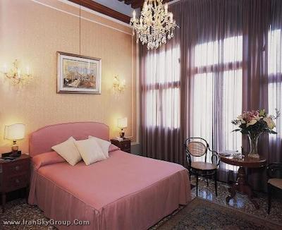 سانتا چیارا اند رزیدنزا پاریسی