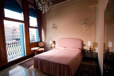 سانتا چیارا اند رزیدنزا پاریسی