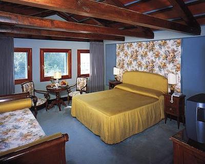 سانتا چیارا اند رزیدنزا پاریسی