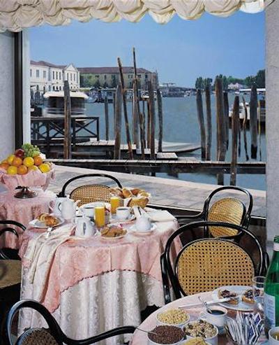 سانتا چیارا اند رزیدنزا پاریسی