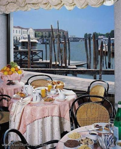 سانتا چیارا اند رزیدنزا پاریسی