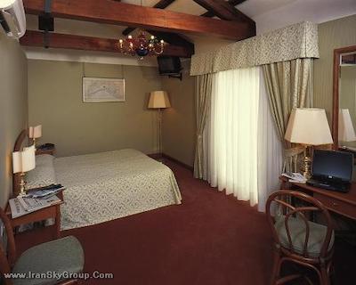 سانتا چیارا اند رزیدنزا پاریسی