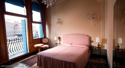 سانتا چیارا اند رزیدنزا پاریسی