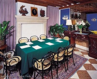 سانتا چیارا اند رزیدنزا پاریسی