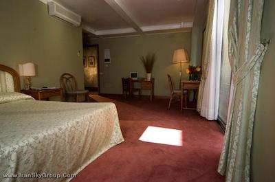 سانتا چیارا اند رزیدنزا پاریسی