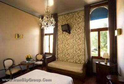 سانتا چیارا اند رزیدنزا پاریسی