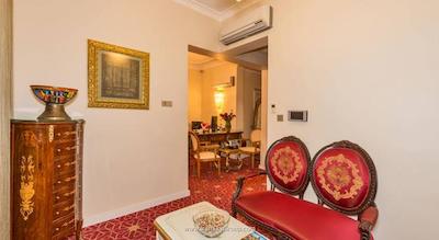 بای مورات کراون هتل تکسیم