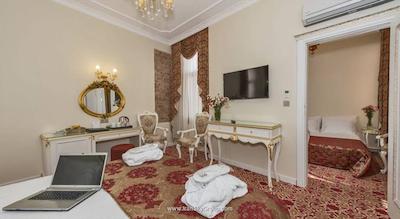 بای مورات کراون هتل تکسیم