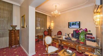 بای مورات کراون هتل تکسیم