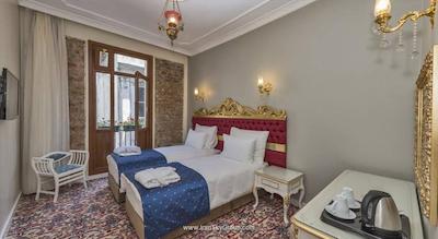 بای مورات کراون هتل تکسیم