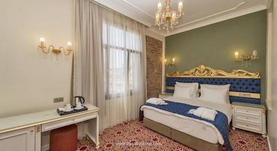 بای مورات کراون هتل تکسیم