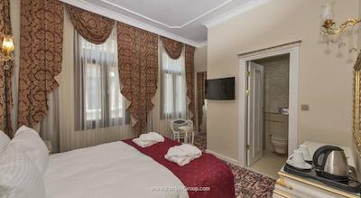 بای مورات کراون هتل تکسیم