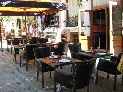 مهمت بی هتل