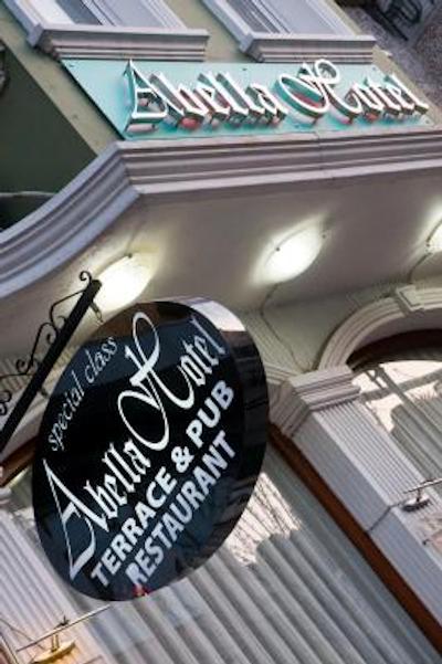 مهمت بی هتل