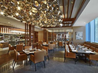 وی هتل دبی-کیوریو کالکشن هیلتون