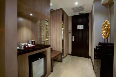 ازتون پریریتی سیمتوپنگ هتل اند کنفرانس سنتر