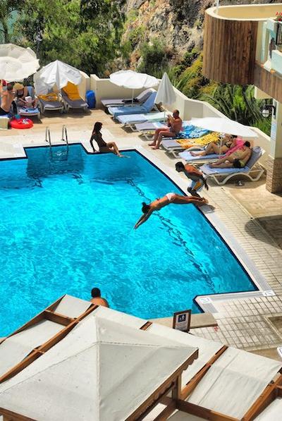 لادونيا هتل آداکوله