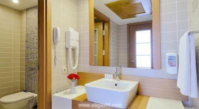 لادونيا هتل آداکوله