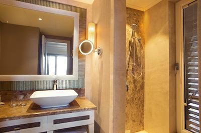 کرس، ا لاکچری کالکشن رسرت اند سپ، بدروم