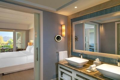 کرس، ا لاکچری کالکشن رسرت اند سپ، بدروم