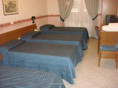 هتل دمترا کپیتلینا