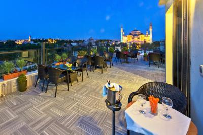 آگورا لایف هتل