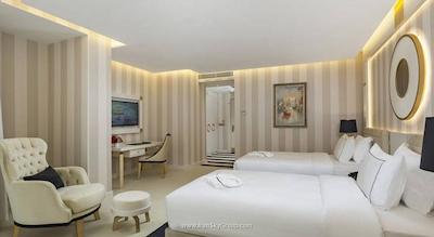 رامادا هتل اند سوئیت شیشلی