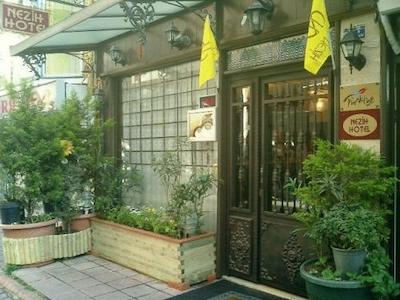 نزیه استانبول