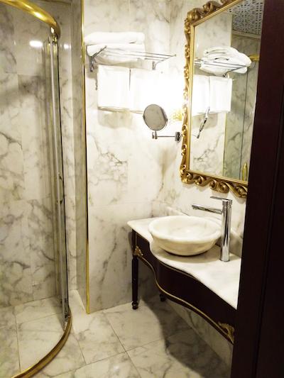 گلدن تاها هتل