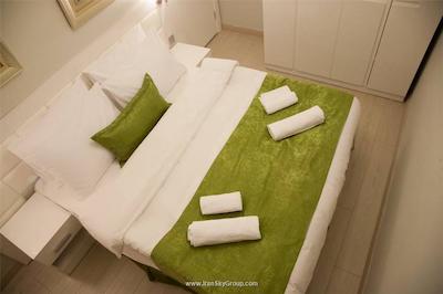 پرمیوم رزیدنس تکسیم اسکوئر