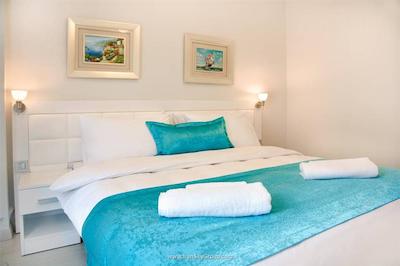 پرمیوم رزیدنس تکسیم اسکوئر