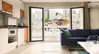 پرمیوم رزیدنس تکسیم اسکوئر