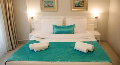 پرمیوم رزیدنس تکسیم اسکوئر