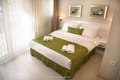 پرمیوم رزیدنس تکسیم اسکوئر