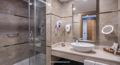 ادلیا الیت لارا