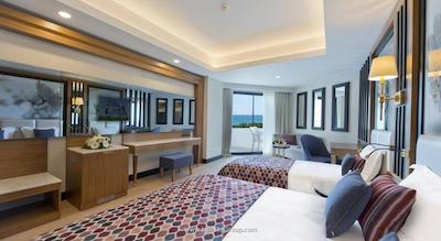 ادلیا الیت لارا