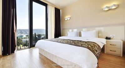 ایوریا این هتل