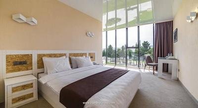 ایوریا این هتل