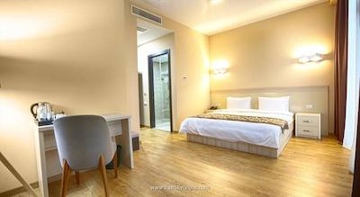 ایوریا این هتل