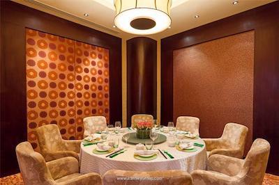 هالیدی این آتریوم