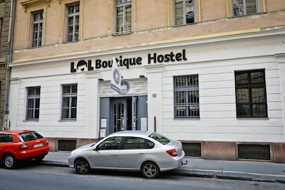 لول بوتیک هاستل