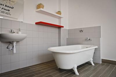 لول بوتیک هاستل