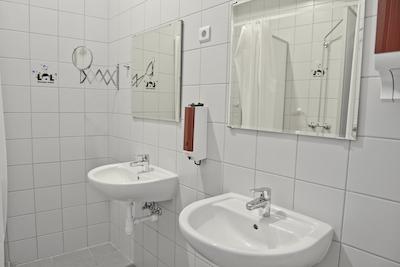 لول بوتیک هاستل