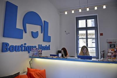 لول بوتیک هاستل