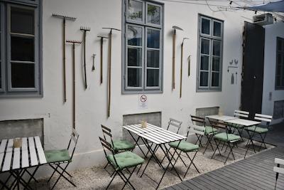 لول بوتیک هاستل