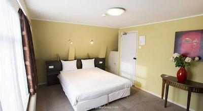 کونتین گلدن بیر هتل