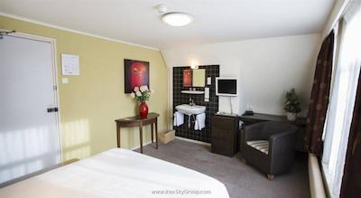 کونتین گلدن بیر هتل